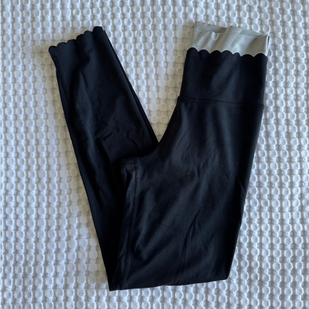 Aerie Black and Gray Scalloped 7/8 Leggings